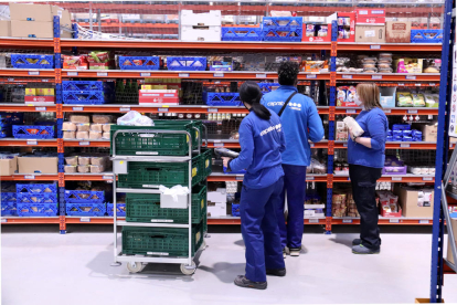 Trabajadores distribuyendo productos, a la plataforma logística de Caprabo en el ZAL.