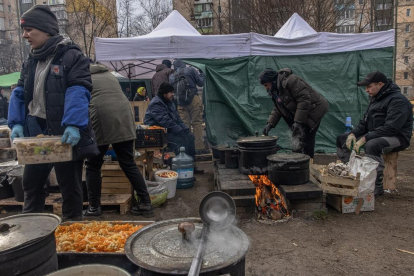 Ucranianos en un campo en el checkpoint de Kiev.