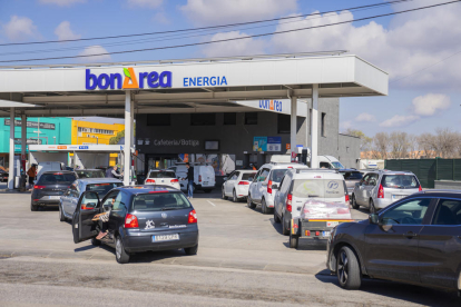 Cola de vehículos ayer por la mañana en la gasolinera BonÀrea del polígono Francolí de Tarragona.