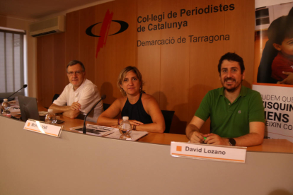 Rafael Ruiz, director adjunt de la Fundació; Montse Vall, directora de la delegació de Tarragona; i David Lozano, coordinador de l'informe.