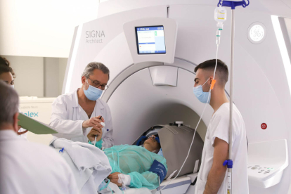Una intervenció amb el nou aparell d'ultrasons focalitzats d'alta intensitat (HIFU) de l'hospital de Can Ruti.