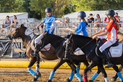 El 'Horseball' és un esport creat a França el segle XX, que combina el bàsquet, el rugbi i el polo.