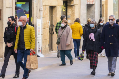 Gent amb mascareta passejant per Tarragona.