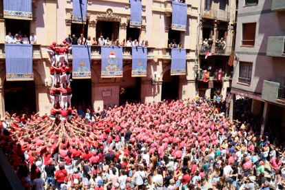 Imatge de la plaça del Blat de Valls, durant l'actuació castellera de la diada de Sant Joan.