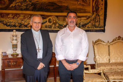 Joan Planellas, Arzobispo de Tarragona y Miguel Márquez, fundador de Grup Mimara, después de la firma.