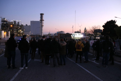 Las personas que han asistido a la protesta hecha en las puertas de la empresa IQOXE en el segundo aniversario de la explosión.