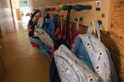 Unas mochilas al pasillo del Hogar de Niños La chispa, gestionada por la *EMD de Jesús.