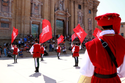 Els abanderats de la Festa del Renaixement han actuat aquest dissabte a la plaça de la Catedral de Tortosa.
