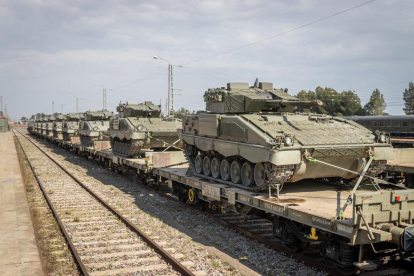 Imagen de los tanques preparados para irse a Tarragona desde Zaragoza.