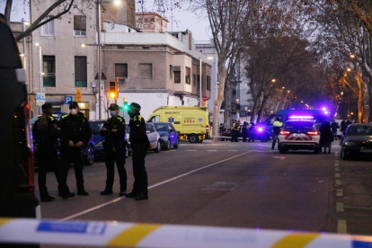 El dispositiu per detenir un home atrinxerat que hauria ferit dues persones a Barcelona des del cordó policial.