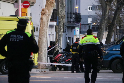 Agentes del Grupo Especial de Intervención (GEI) ante pasaje de Foret, donde los Mossos creían que se había atrincherado el hombre que ha herido dos personas en Barcelona.