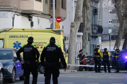 Agentes del Grupo Especial de Intervención (GEI) ante pasaje de Foret, donde los Mossos creían que se había atrincherado el hombre que ha herido dos personas en Barcelona.
