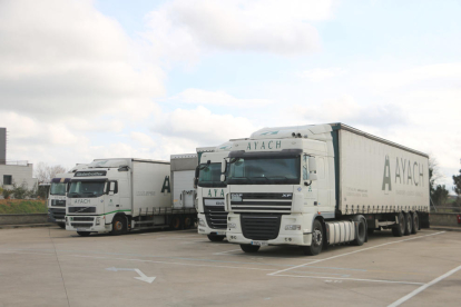 Varios camiones parados en un aparcamiento destinado a estos vehículos en Cassà de la Selva.