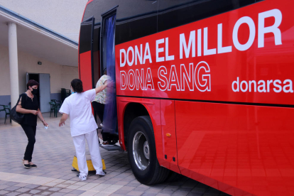 Una usuària accedint al bus de vacunació del Banc de Sang a Alcanar.