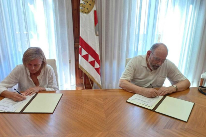 Teresa Rull Ferré i Joan Font Gumfaus han signat el conveni.