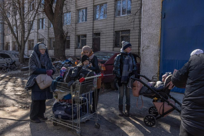Residents de Kyiv esperant a ser evacuats.