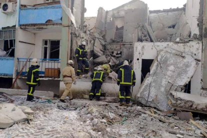 Equipos de emergencias trabajan en un edificio bombardeado en la región de Járkov.