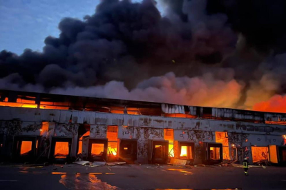 Incendi en un magatzem a Kíiv, a causa d'un bombardeig de l'exèrcit rus.