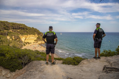 Dos agents vigilant la zona de la Marquesa.