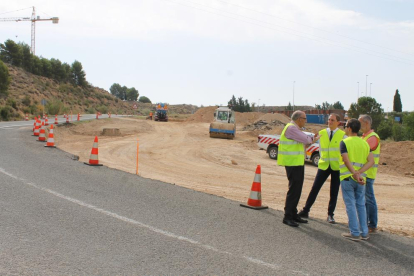 El subdelegado del gobierno español en Lleida, Jose Crespín, visita las obras que se están haciendo en la glorieta del antiguo peaje de la AP-2 en Lleida.