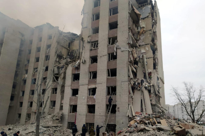 Un edifici destruït pels bombardejos a Txernihiv, al nord de Kíiv.