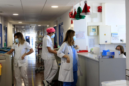 Profesionales sanitarias en el Hospital del Mar que atienden pacientes con covid-19.