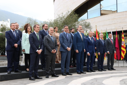 Foto de família del rei Felip VI, el president Pedro Sánchez i els mandataris autonòmics a la Conferència de Presidents amb l'absència de Pere Aragonès.