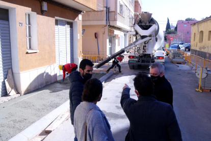 Pla general de la visita dels responsables municipals a les obres d'urbanització del carrer Dos de Maig d'Amposta.