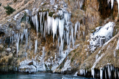 Las esculturas de hielo|gel que se forman en la Platería (Pallars Sobirà) por|para el frío este enero.