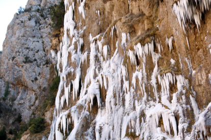 Detall de la part que toca al riu Noguera Pallaresa de l'Argenteria ben gelada.