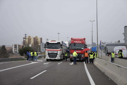Varios piquetes han detenido los camiones en la entrada al Puerto de Tarragona en la A-27.