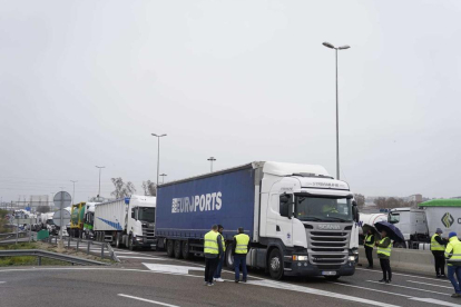 Els camions es troben parats a l'A-27.