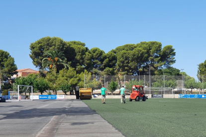 Imatge de les obres de renovació de la gespa artificial de l'estadi de Vila-seca.
