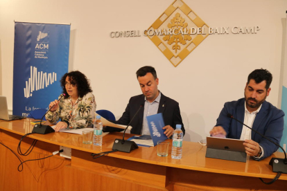El president de l'ACM, Lluís Soler, amb Rosa Maria Abelló i Sergi Pedret, presidenta i vicepresident del Consell Comarcal.