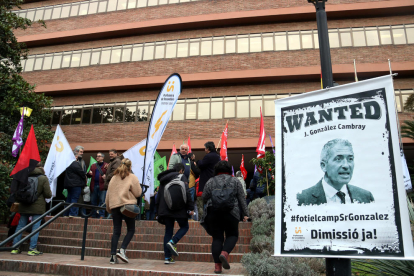 Concentración de los sindicatos en las puertas del Departament d'Educació, con una pancarta pidiendo la dimisión del conseller.