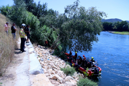 Operatiu de recerca dels bombers i els mossos buscant el cos del jove desaparegut a l'Ebre, a Benissanet, al punt on es va tirar al riu per banyar-s'hi.