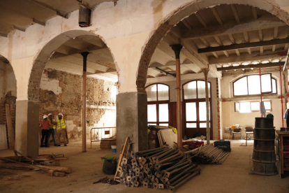 Planta baja del histórico edificio de Ca Xapes en Valls, sede del Hogar del Jubilado, en fase de obras.
