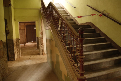 Interior del histórico edificio de Ca Xapes en Valls, se sienta del Hogar del Jubilado, en fase de rehabilitación.