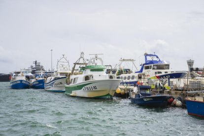 Las barcas se quedaron ayer amarradas en el muelle de pescadores, protestando por los precios.