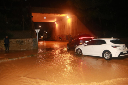 Diversos cotxes s'han quedat atrapats en una de les zones d'accés a la platja de l'Arrabassada, a Tarragona, a causa dels forts aiguats d'aquest divendres.