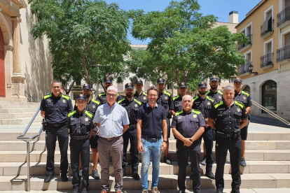 El alcalde, Pere Segura y el concejal Josep Toquero con los nuevos agentes.