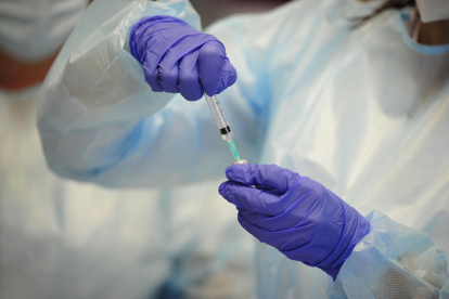 Una enfermera prepara una dosis de vacuna contra la covid.