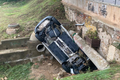 Un cotxe que es va emportar el torrent d'aigua a Cala Romana.