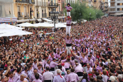 El pilar caminant de la Jove de Tarragona arribant a l'ajuntament.