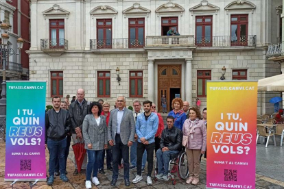 Andreu Martín, portaveu del PSC, i militants del grup, ahir.