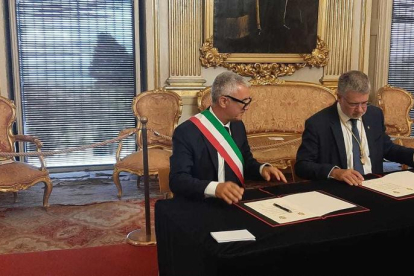 Mario Conoci i Pau Ricomà han signat la renovació de l'agermanament entre les dues ciutats.