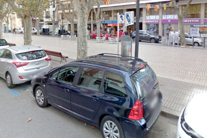 Imatge d'un aparcaments en zona blava a la Rambla del Vendrell.