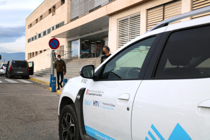 Un vehicle sanitari aparcat a l'entrada de l'Hospital Verge de la Cinta de Tortosa.
