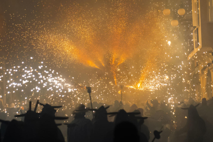 Tarragona tuvo que esperar a anoche para vivir el Correfoc de Santa Tecla, que debía celebrarse originalmente el sábado. Una vez llegado el momento, los Diables trajeron la luz a la oscuridad.
