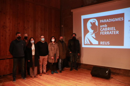 Els impulsors i artistes que participen en el cicle 'Paradigmes' de Cal Massó de Reus es fan una fotografia de família.
